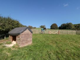 A dog house and horse near a fence at Eagles Peak in Allerton near Thornton-Le-Dale