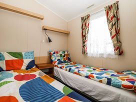 Solent Breezes, Caravan 108 - Hampshire - 1099969 - thumbnail photo 12