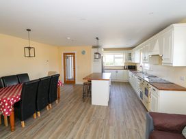 A kitchen with a dining area at Tí Tom Nárta in Trabane near Lettermore, County Galway