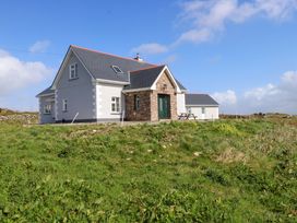 A house with a garden and picnic table at Tí Tom Nárta, Trabane near Lettermore, County Galway