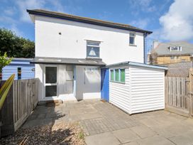 A house with a patio and a shed at Beachside in Polzeath