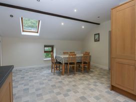 A dining room with a table and chairs at Llofft Yr Yd in Porthmadog