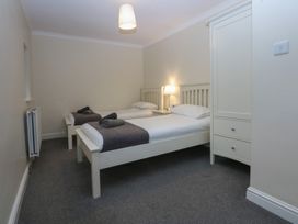 A bedroom with two single beds at Llofft Yr Yd in Porthmadog
