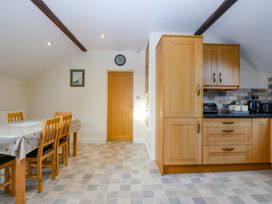 A dining room with a table and chairs at Llofft Yr Yd in Porthmadog