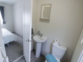 A bathroom with sink and toilet at Serendipity