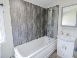 A bathroom with a tub and shower at Serendipity