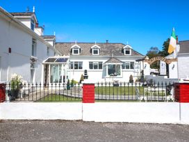 A house with a garden and fence at Waterfall House in Dunmanway, County Cork