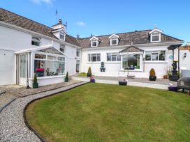 A house with a garden and a conservatory at Waterfall House in Dunmanway, County Cork