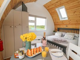 Buttercup - North Yorkshire (incl. Whitby) - 1103111 - thumbnail photo 11