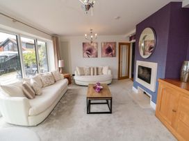 A living room with sofas and a table at Wyvill House in Cayton