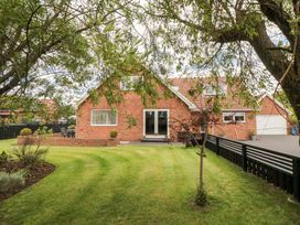 A house with a garden and garage at Wyvill House in Cayton