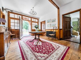 A hallway with a table and chairs at High House in Southrepps