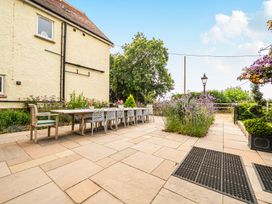 A garden with a dining table and chairs at High House in Southrepps