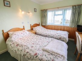 Morlyn Guest House Apartment - North Wales - 1103707 - thumbnail photo 9