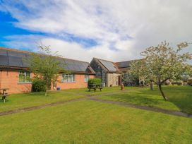 An outdoor view of buildings and garden at Carthouse in Brean