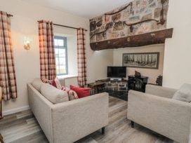 A living room with a television and sofas at Carthouse in Brean