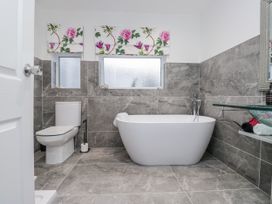A bathroom with toilet and bathtub at Hazelodge in Coniston