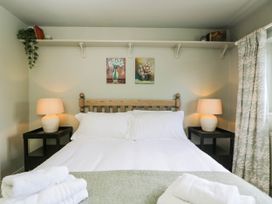 A bedroom with a bed and lamps at Mallards in Bourton-On-The-Water