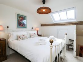A bedroom with a bed and side tables at Mallards, Bourton-On-The-Water