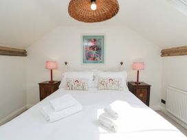 A bedroom with a double bed and lamps at Mallards in Bourton-On-The-Water
