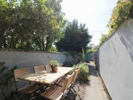A garden with a table and chairs at Mallards in Bourton-On-The-Water
