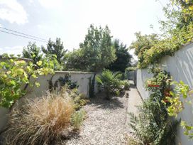 A garden with plants and gravel path at Mallards in Bourton-On-The-Water