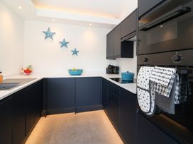 A kitchen with cabinets and appliances at Ninky Nonk in Bristol