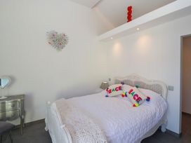 A bedroom with a bed and decorative pillows at Ninky Nonk in Bristol