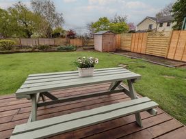 A garden with a table and flower pot at Country Retreat in Ponteland