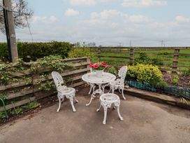 A garden with a table and chairs at Country Retreat in Ponteland