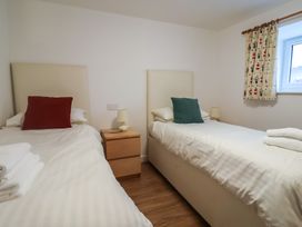 A bedroom with two single beds at Greystones Flat in Lyme Regis