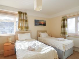 A bedroom with two single beds at Greystones in Lyme Regis
