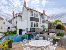 A house with a garden and seating area at 2 Hadleigh Villas Lyme Regis