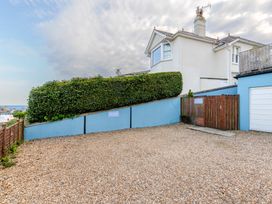 An outdoor parking area with gravel and a hedge at 2 Hadleigh Villas in Lyme Regis