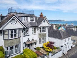 A house with a garden and balcony at 2 Hadleigh Villas Lyme Regis