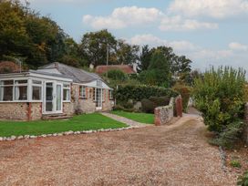 An outdoor view of a cottage with a garden at Penny Plot Cottage in Lyme Regis