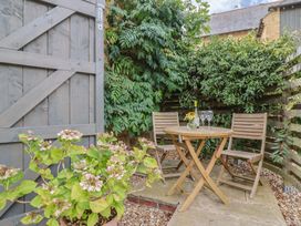 A garden with a table and chairs at The Stone Barn in Bridport