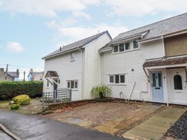 A house with a pathway and garden space at Green Cottage in Borth-Y-Gest