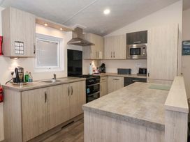 A kitchen with cabinets and appliances at Brighter Daze in Carnaby near Bridlington