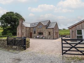 A house with a garden and gate at Cwmwr Penybontfawr