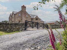 A house with a gate and stone wall at Cwmwr Penybontfawr