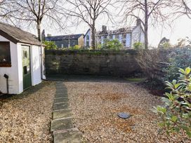 A garden with a shed and gravel pathway at Bridgeway House in Blaenau Ffestiniog