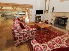 A living room with a sofa and coffee table at Rookery Hall in Middle Hill near Broadway
