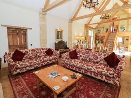 A living room with sofas and a coffee table at Rookery Hall Middle Hill near Broadway