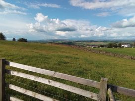 A view of a grassy field and sky at The Journeyman Luxury Shepherds Hut Barnoldswick