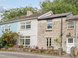 A house with windows and door at Vi’s Valley View in Pentewan