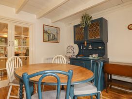 A dining room with a table and chairs at Vi’s Valley View in Pentewan