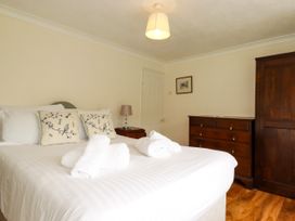 A bedroom with a bed and furniture at Vi’s Valley View in Pentewan
