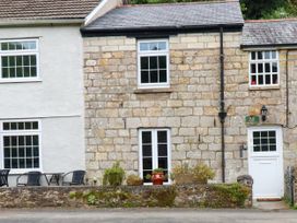 A building with windows and a door at Vi’s Valley View in Pentewan