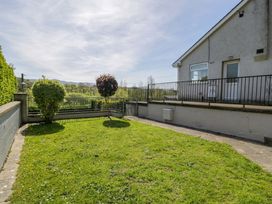 A garden with grass and a bush at Trem Y Foel in Penrhyndeudraeth